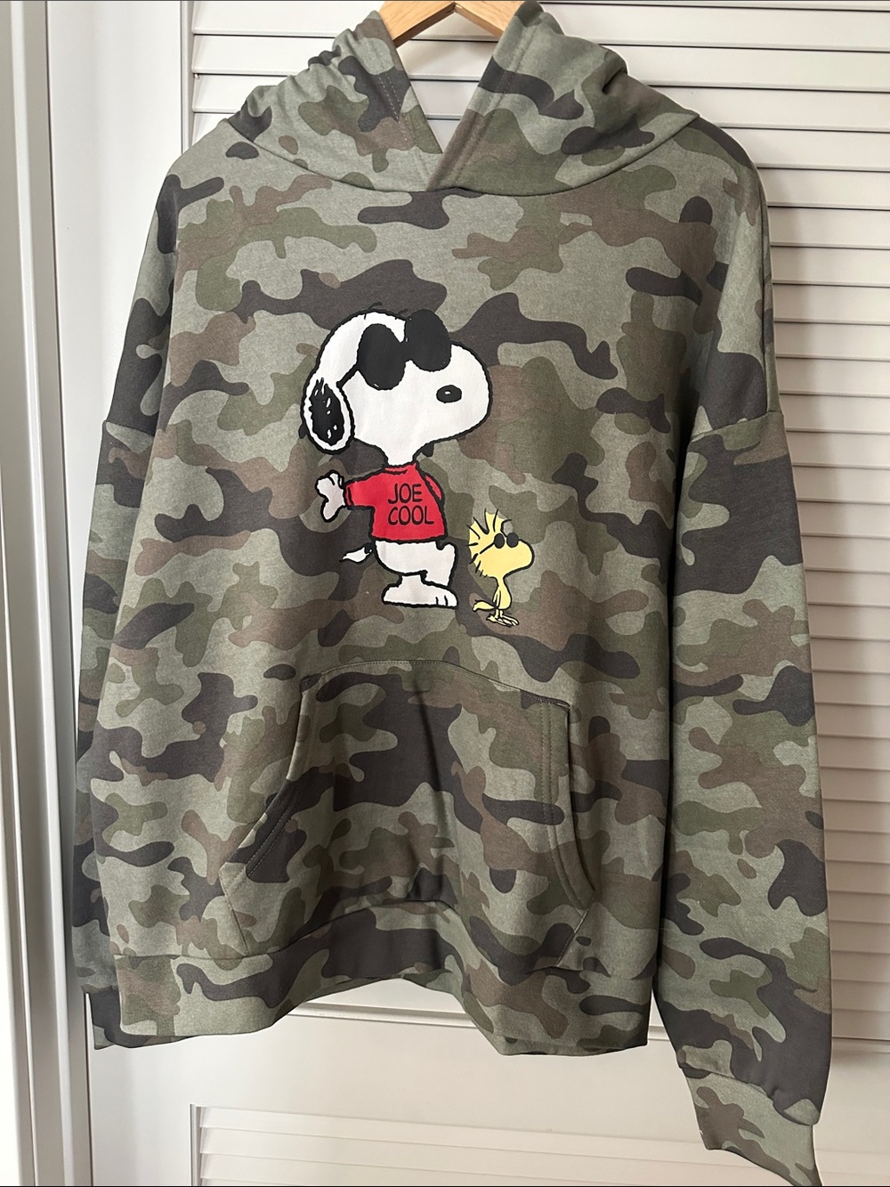 NWT Peanuts Snoopy Fatigue Pullover Hoodie Sweat Top w/Two Pockets.